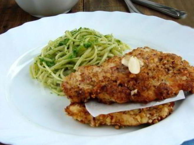Рецепт шницеля из курицы в ореховой панировке со спагетти в соусе из петрушки и черемши
