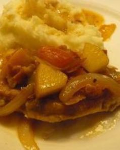 Свиной шницель с яблоками и помидорами