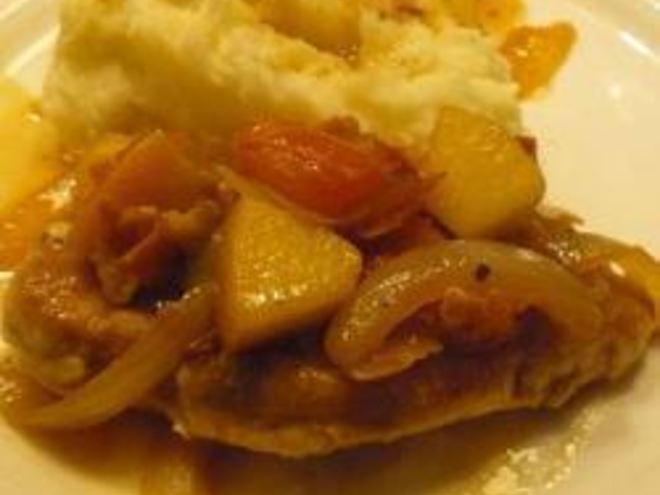 Рецепт свиного шницеля с яблоками и помидорами