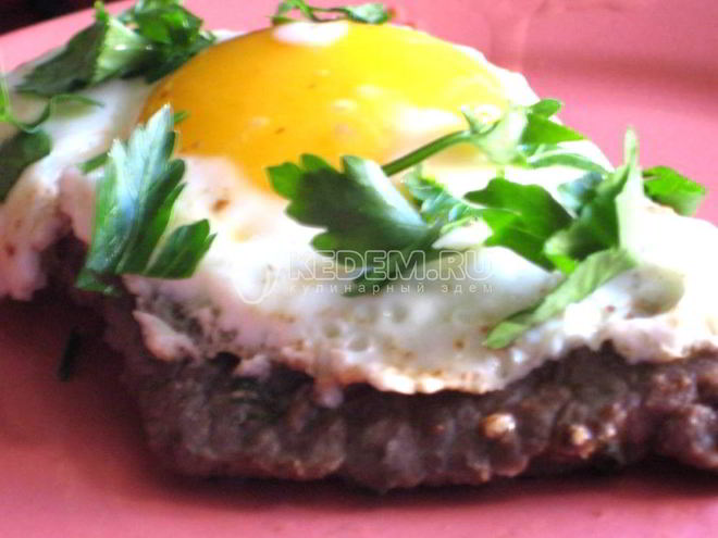 Рецепт бифштекса, стейка из говядины с яйцом