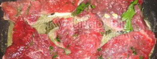 бифштекс, стейк из говядины с яйцом. Шаг 6