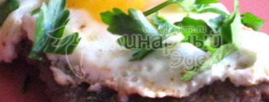 бифштекс, стейк из говядины с яйцом. Шаг 8