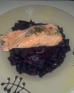 Капуста в вине и стейк лосося в травах