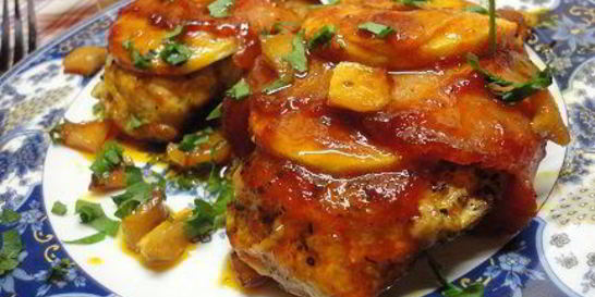 Куриные стейки с яблоками