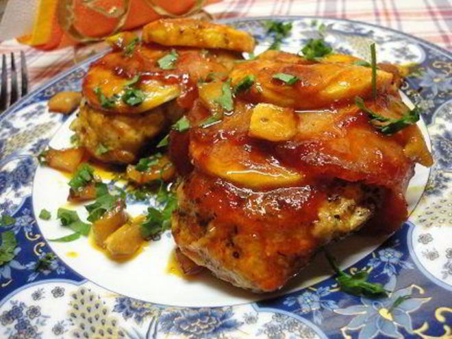 Рецепт куриных стейков с яблоками