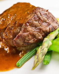 Стейк из говядины со спаржей и стручковой фасолью