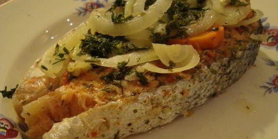 Стейк лосося, запеченного в фольге HomeQueen с овощами