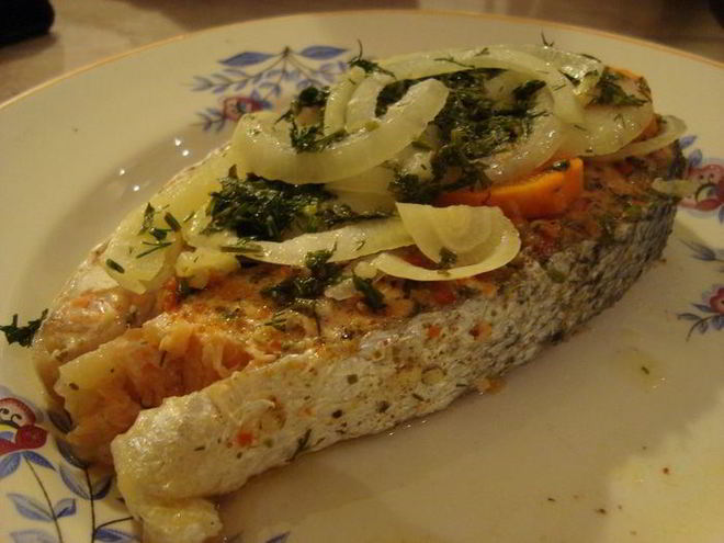 Рецепт стейка лосося, запеченного в фольге homequeen с овощами