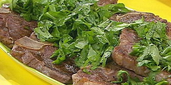 Стейк на ребре с сыром, оливками и травами