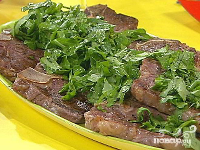 Рецепт стейка на ребре с сыром, оливками и травами