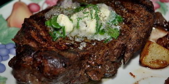 Стейк на сковороде