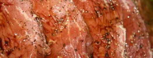 стейки из мраморной говядины на решетке на мангале. Шаг 3