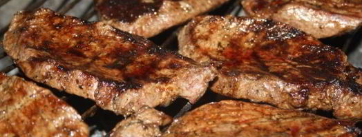 стейки из мраморной говядины на решетке на мангале. Шаг 6