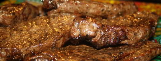 стейки из мраморной говядины на решетке на мангале. Шаг 7