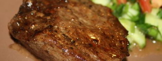 стейки из мраморной говядины на решетке на мангале. Шаг 8