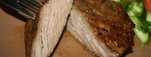 стейки из мраморной говядины на решетке на мангале. Шаг 9