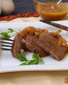 Стейки из свинины с луковым соусом