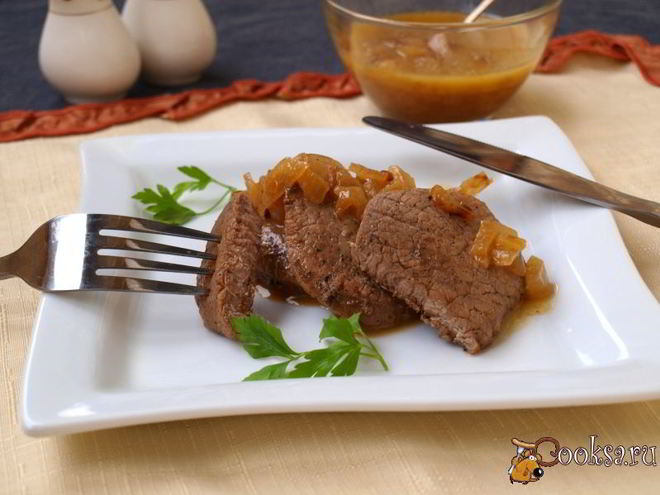 Рецепт стейков из свинины с луковым соусом