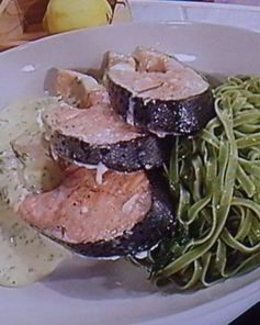 Стейки лосося на зеленых тальятелле под щавелевым соусом