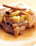 Свиной стейк на сковороде в яблочном соусе