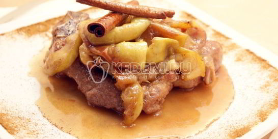 Свиной стейк на сковороде в яблочном соусе