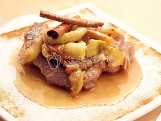 Рецепт свиного стейка на сковороде в яблочном соусе