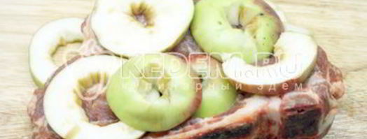 свиной стейк на сковороде в яблочном соусе. Шаг 5