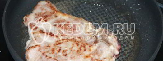 свиной стейк на сковороде в яблочном соусе. Шаг 6