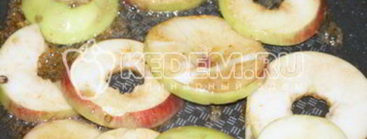 свиной стейк на сковороде в яблочном соусе. Шаг 7