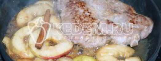 свиной стейк на сковороде в яблочном соусе. Шаг 8