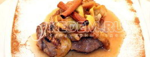 свиной стейк на сковороде в яблочном соусе. Шаг 9