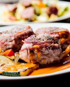 Свиные стейки в бархатном соусе