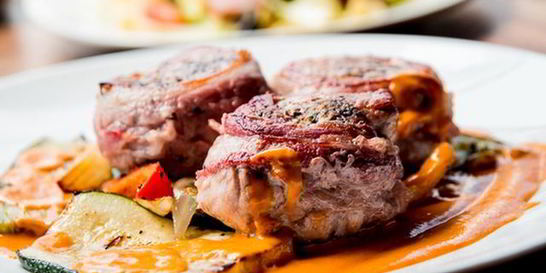 Свиные стейки в бархатном соусе