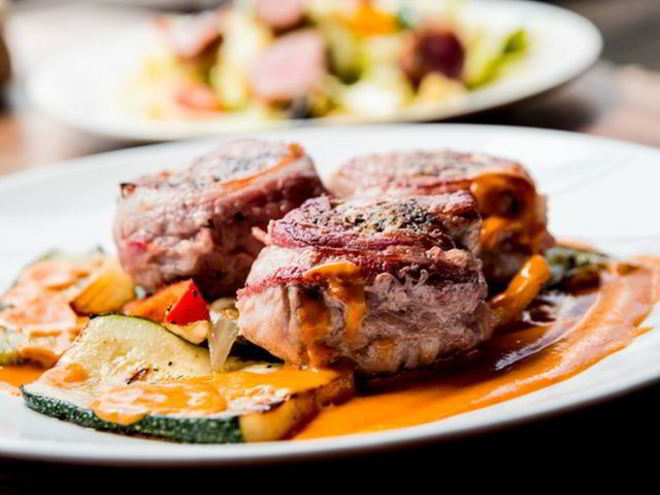 Рецепт свиных стейков в бархатном соусе