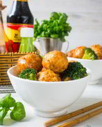 Куриные тефтели с брокколи в китайском стиле