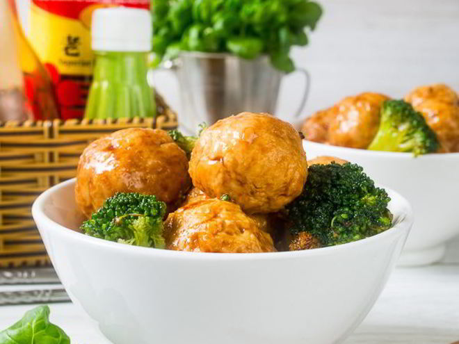 Рецепт куриных тефтелей с брокколи в китайском стиле