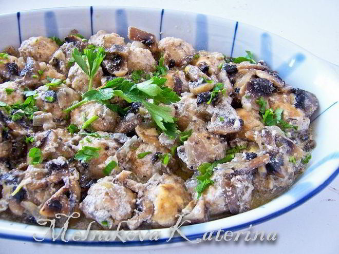Рецепт куриных тефтелей в грибном соусе