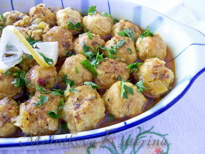Рецепт куриных тефтелей в пряном лимонном соусе