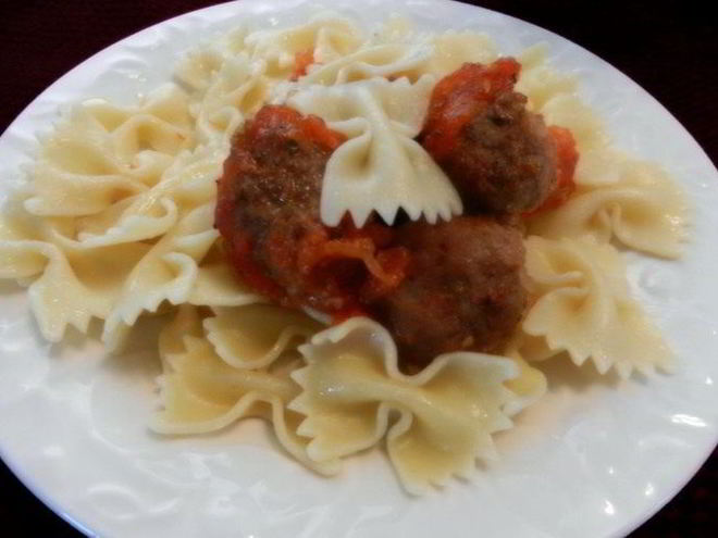 Рецепт мясных тефтелей с сыром на помидорной подушке