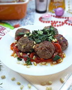 Тефтели из баранины с томатным соусом и кедровыми орешками