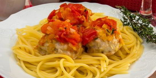 Тефтели с моцареллой в томатном соусе