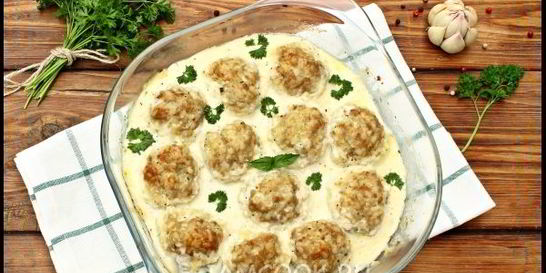 Тефтели в духовке в сметанном соусе