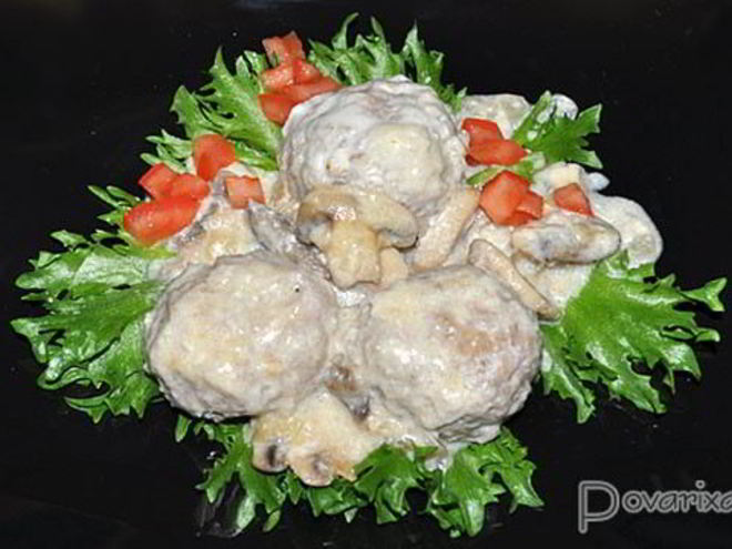 Рецепт тефтелей в сырно-грибном соусе