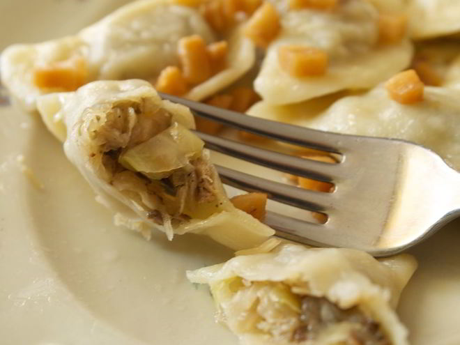 Рецепт вареников с грибами и кислой капустой