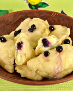 Вареники с творогом и черникой