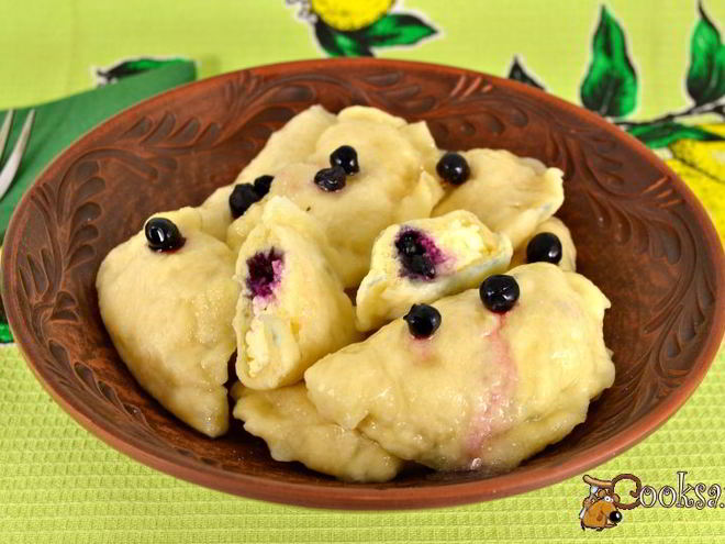 Рецепт вареников с творогом и черникой