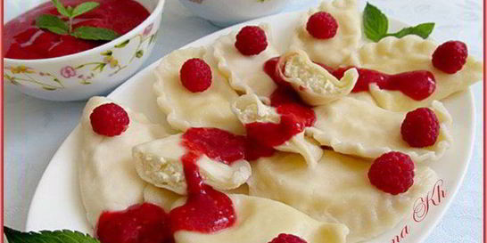 Вареники с творогом и мятно-малиновым соусом