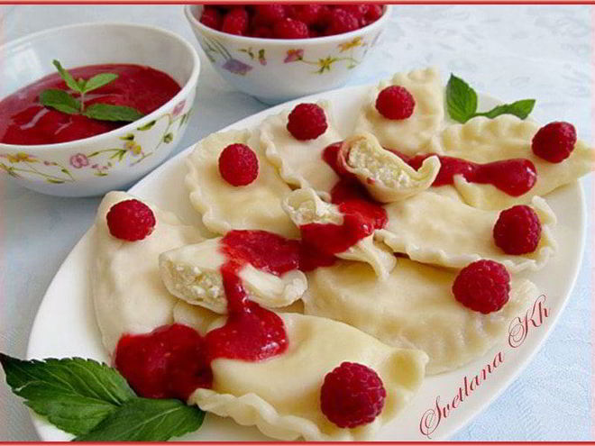 Рецепт вареников с творогом и мятно-малиновым соусом