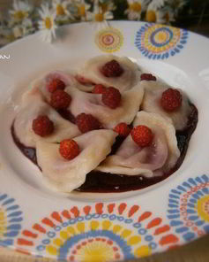 Вареники с вишней и ягодным соусом