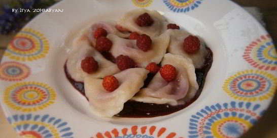 Вареники с вишней и ягодным соусом